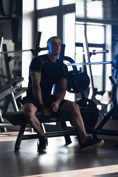 Guy se reposant dans le gymnase club en bonne santé — Photo