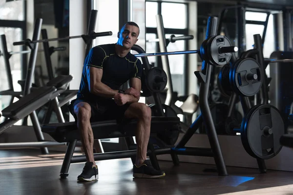 Spor salonunda egzersiz sonrası dinlenmek atlet — Stok fotoğraf