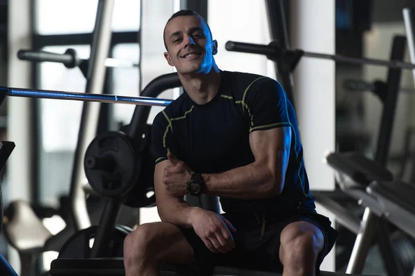 Allenatore stanco dopo l'allenamento con pesi da palestra — Foto Stock