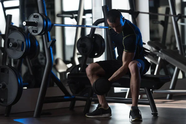 Bodybuilder Exercising Biceps With Dumbbells — Stock Photo, Image