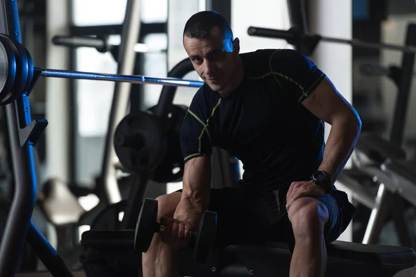 Bodybuilder Exercising Biceps With Dumbbells — Stock Photo, Image
