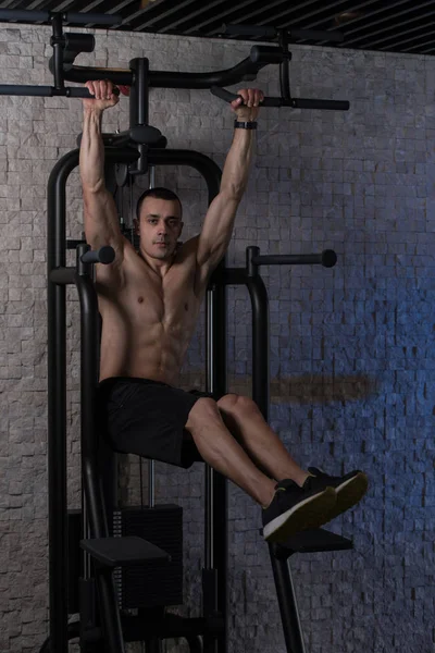 Atleta realizando suspensão perna levanta exercício — Fotografia de Stock