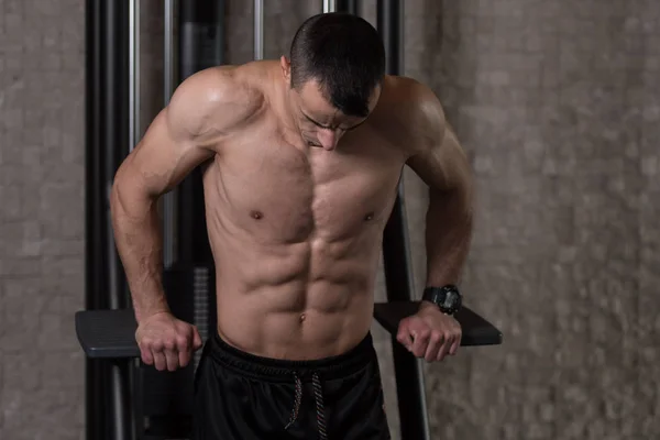 Triceps en borst oefening op parallelle staven — Stockfoto