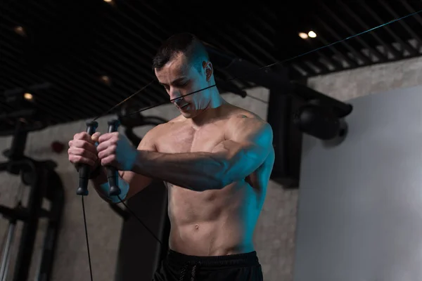 Brust-Workout-Kabelübergang im Fitnessstudio — Stockfoto