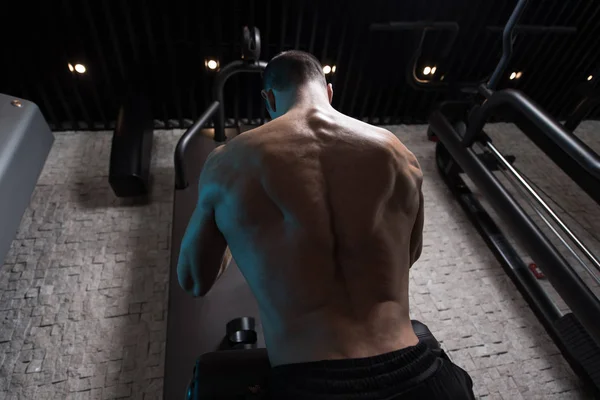 Gespierde Man doen zware gewicht oefening voor rug — Stockfoto