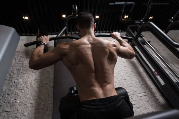 Atleta haciendo ejercicio de peso pesado para la espalda — Foto de Stock