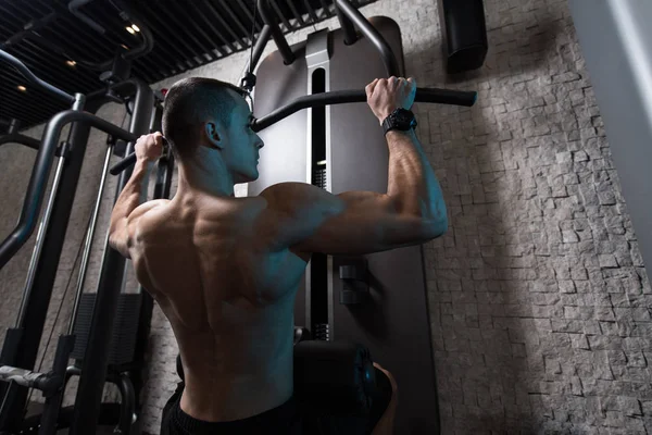 Muskulöser Mann beim Krafttraining für den Rücken — Stockfoto