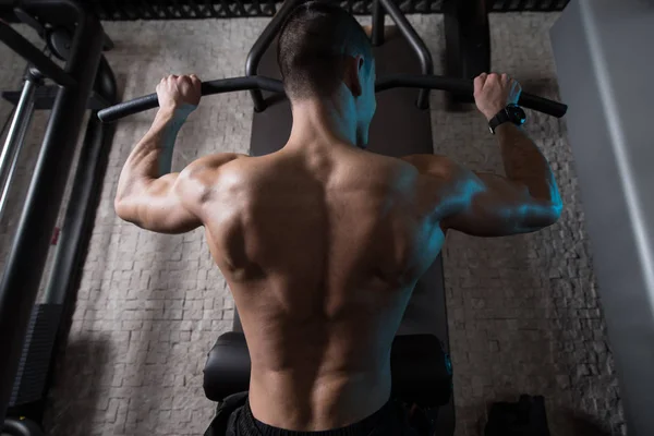 Sportler macht Krafttraining für den Rücken — Stockfoto