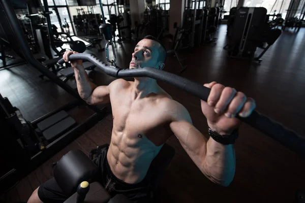 Bodybuilder uitoefening terug In sportschool — Stockfoto
