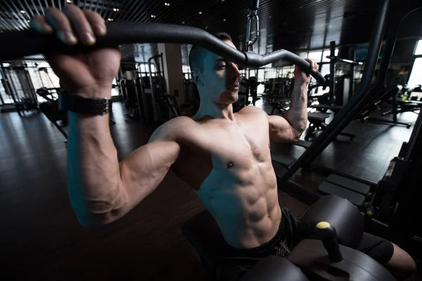 Athlète faisant un exercice de poids lourd pour le dos — Photo