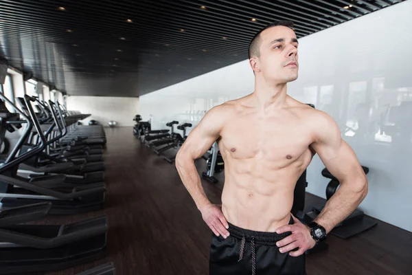 Hombre sano mostrando músculo abdominal —  Fotos de Stock