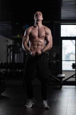 Sağlıklı bir insan gösteren karın kas