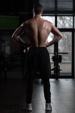 Yakışıklı adam kasların esneme