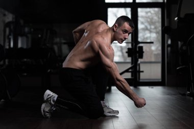 kaslı adam içinde jimnastik salonu kas esneme