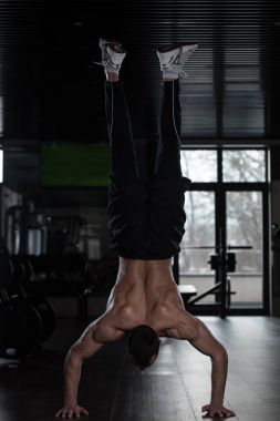 Atlet yapıyor aşırı Push Up kat amut üzerinde