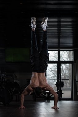 Atlet yapıyor aşırı Push Up kat amut üzerinde