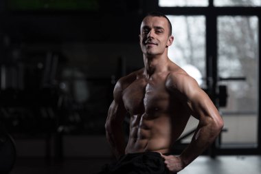 genç vücut geliştirmeci kasların esneme