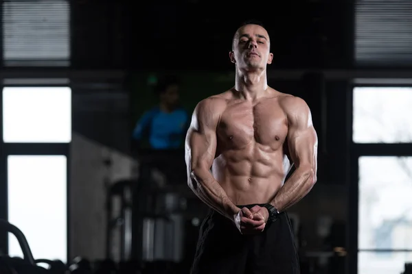 Homem Mostrando Músculo Abdominal — Fotografia de Stock
