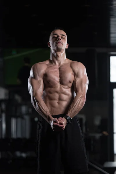 Hombre sano con paquete de seis — Foto de Stock