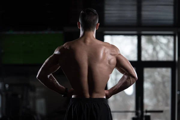 Muscular hombre flexión espalda músculos Pose —  Fotos de Stock