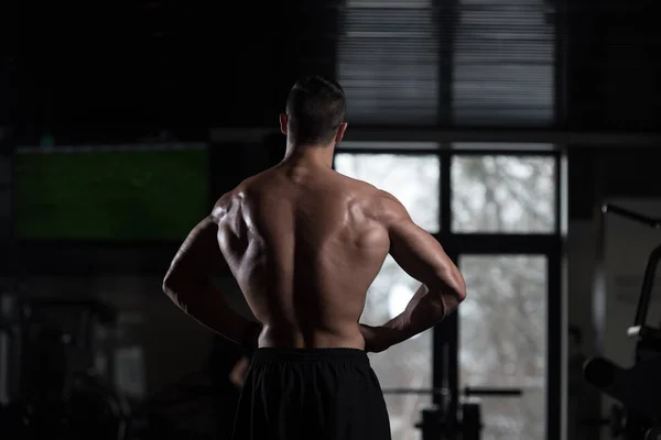 Muscular hombre flexión espalda músculos Pose —  Fotos de Stock