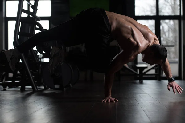 Atleet doen Extreme Handstand In sportschool — Stockfoto