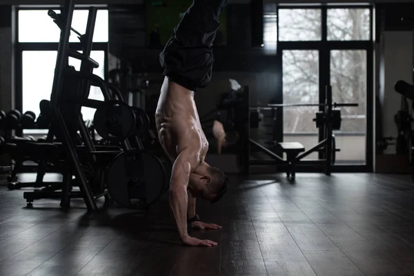 Ο άνθρωπος κάνει ακραία Handstand στο γυμναστήριο — Φωτογραφία Αρχείου