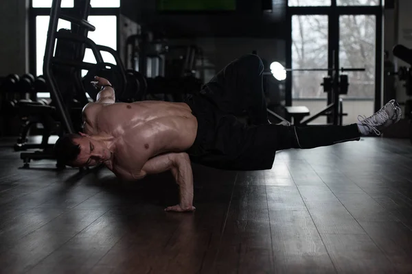 Mann macht extremen Handstand in Turnhalle — Stockfoto