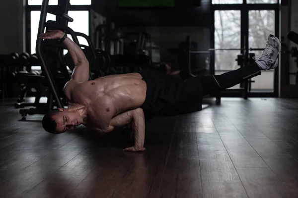 Athlete Doing Extreme Handstand In Gym — Stock Photo, Image