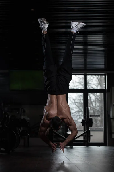 Człowiek robi ekstremalnych pompek na podłodze Handstand — Zdjęcie stockowe