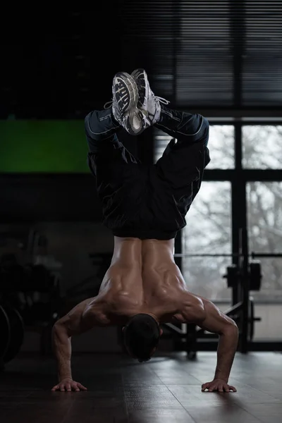 Athlet macht extreme Liegestütze im Bodenhandstand — Stockfoto