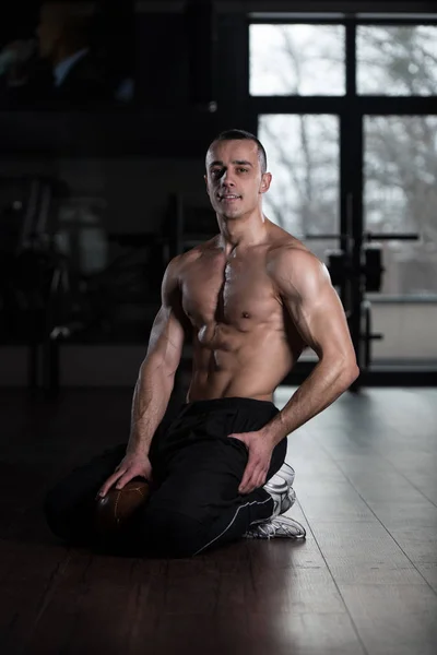 Man terletak di gym setelah memiliki latihan — Stok Foto