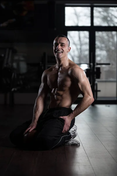 Treinador cansado após o treinamento com pesos de ginástica — Fotografia de Stock