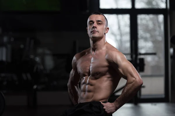 Hombre sano con paquete de seis — Foto de Stock