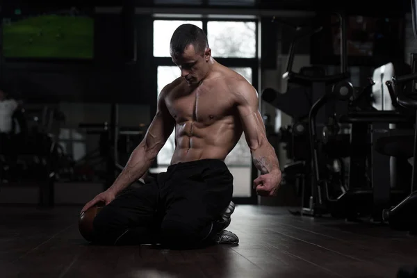 Homem saudável mostrando músculo abdominal — Fotografia de Stock
