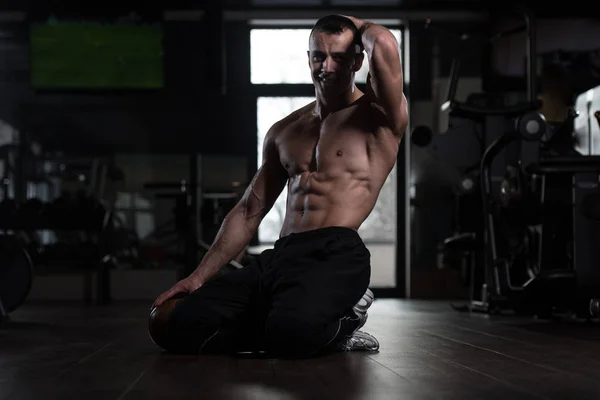 Людина в спортзалі показує його добре навчене тіло — стокове фото