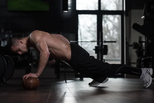 Liegestütze auf Ball mit einer Hand — Stockfoto