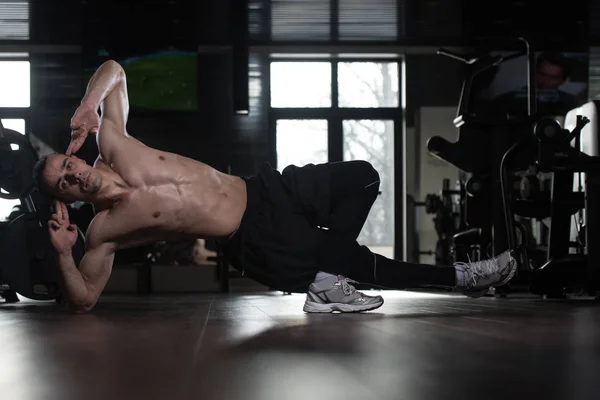 Homem fazendo exercícios Abbs no chão — Fotografia de Stock