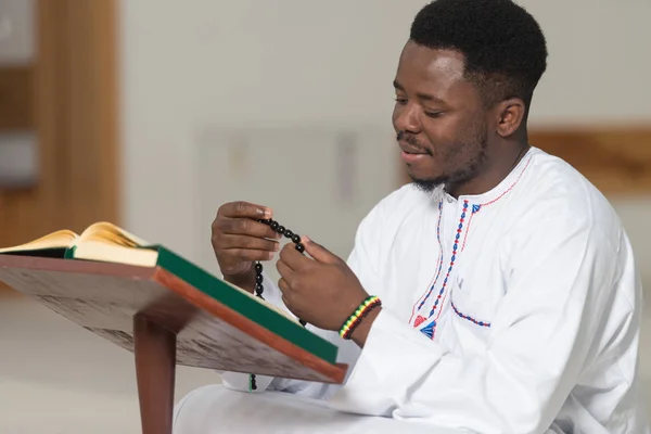 Muslim Man In Dishdasha Is Reading The Quran — Stock Photo, Image