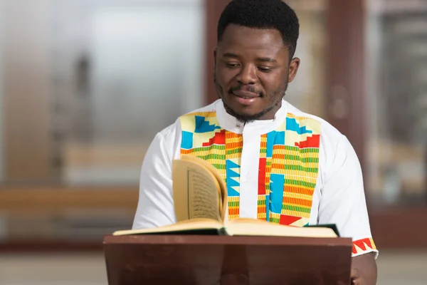 Hombre musulmán africano leyendo el Sagrado Libro Islámico Corán — Foto de Stock