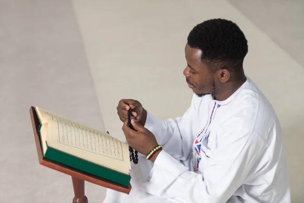 Young Muslim Man Reading The Koran — Stock Photo, Image