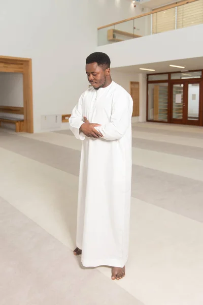 Musulman africain priant dans la mosquée — Photo