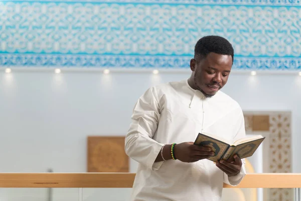 Genç Müslüman erkek Kur'an okuma — Stok fotoğraf