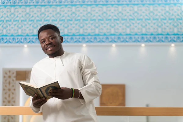 Retrato de un hombre africano negro en la mezquita — Foto de Stock