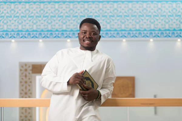 Young Muslim Man Reading The Koran — Stock Photo, Image