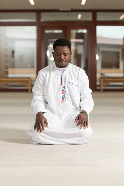 Mütevazi Afrika Müslüman dua — Stok fotoğraf