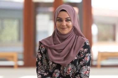 Mütevazı Müslüman dua kadın