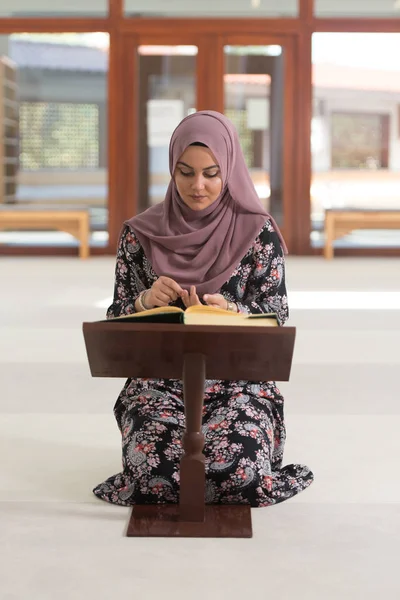 Junge muslimische Frau liest den Koran — Stockfoto