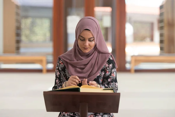 La mujer musulmana está leyendo el Corán — Foto de Stock