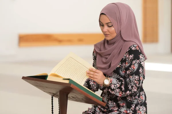 Junge muslimische Frau liest den Koran — Stockfoto